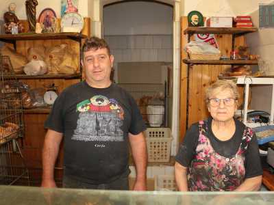 Il panificio San Giuseppe � situato in via della Stazione ed � gestito dal 50enne Giuseppe che troviamo nel locale assieme alla sua anziana mamma